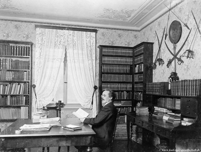 Karl May dans sa bibliothèque