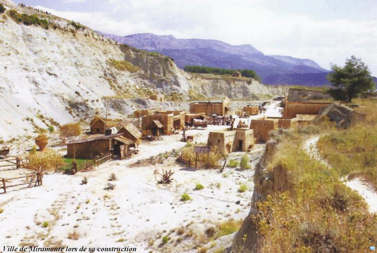 Le pueblo de Miramonte lors de sa construcion